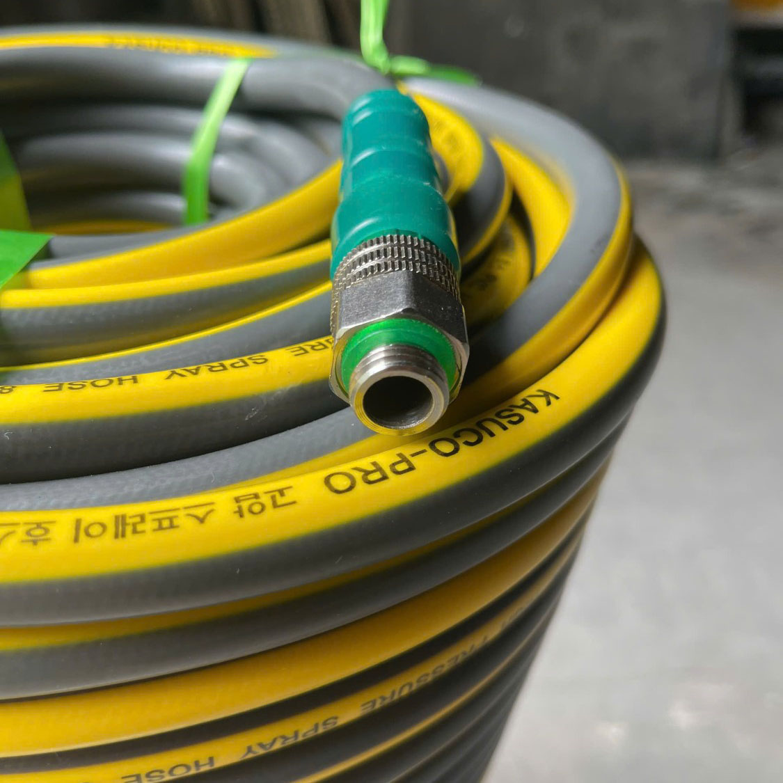 Dây phun áp lực KASUCO 8.5mmx50m (Vàng đen) - Bên trái