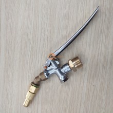 Bộ tay bóp xịt rửa máy lạnh cong (Chân 22mm - Béc hỏa tiễn sứ dài)